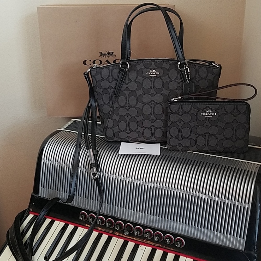 NWT- COACH BLCK SIGNATURE CANVAS CROSSBODY GIFTSET - Picture 2 of 6